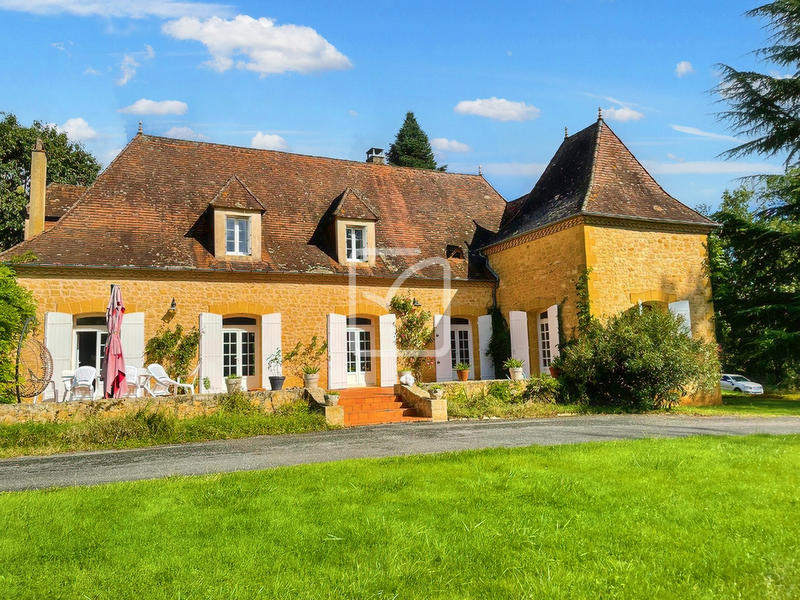 Propriété - 218 m² - 10 pièces