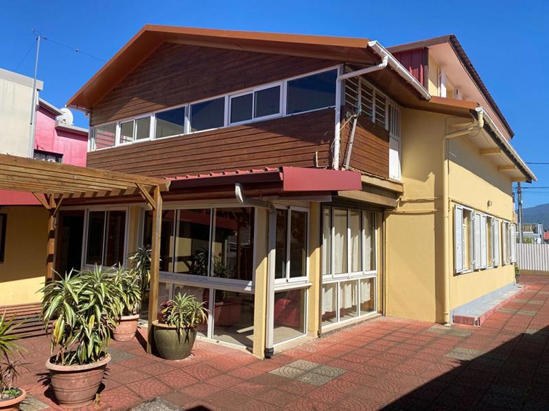 Maison - 242 m² - 10 pièces