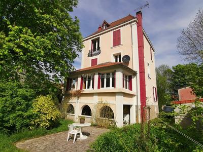 Maison - 203 m² - 8 pièces