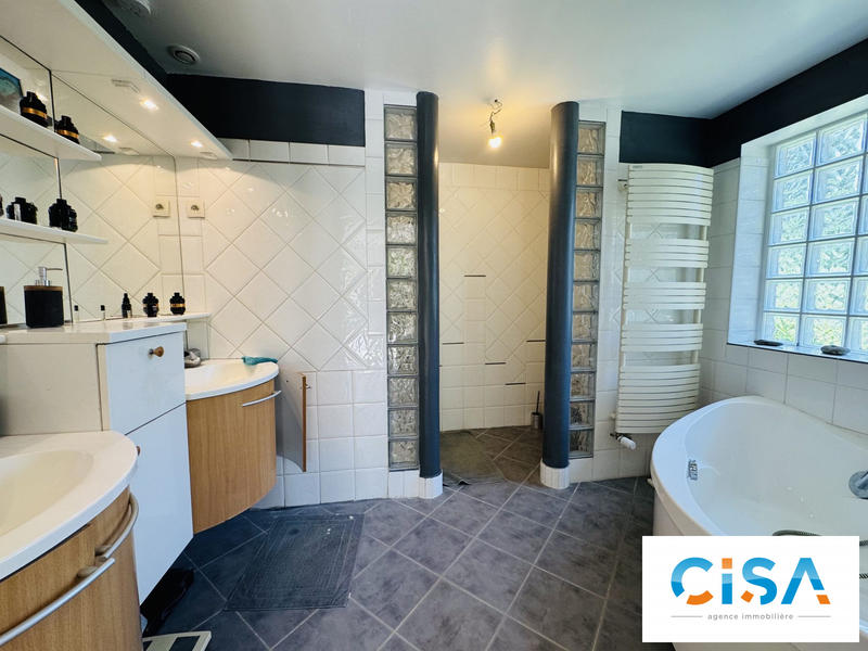 Maison - 180 m² - 8 pièces