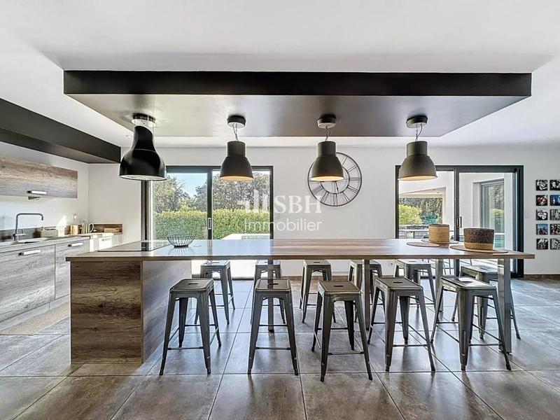 Villa - 211 m² - 10 pièces