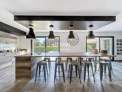 Villa - 211 m² - 10 pièces