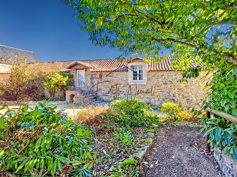 Propriété - 852 m² - 10 pièces