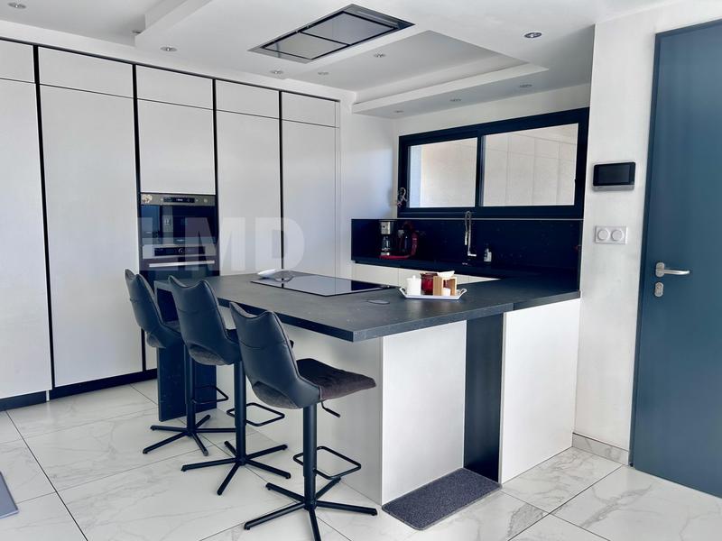 Maison - 235 m² - 7 pièces