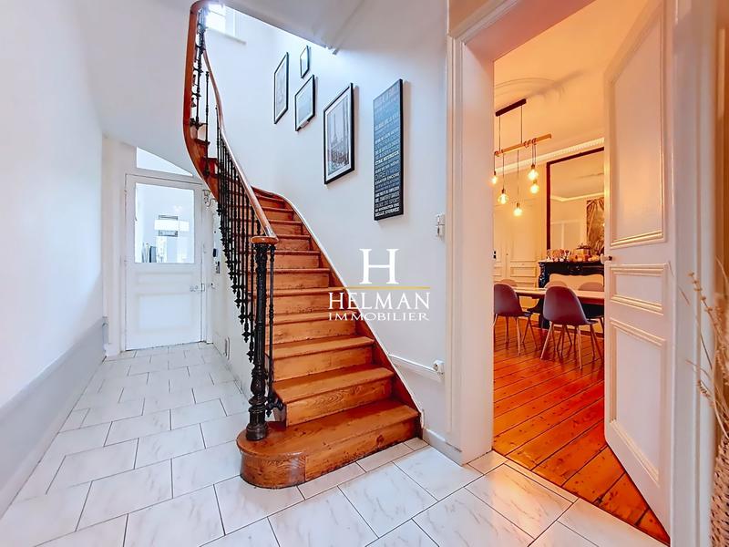 Maison - 325 m² - 11 pièces