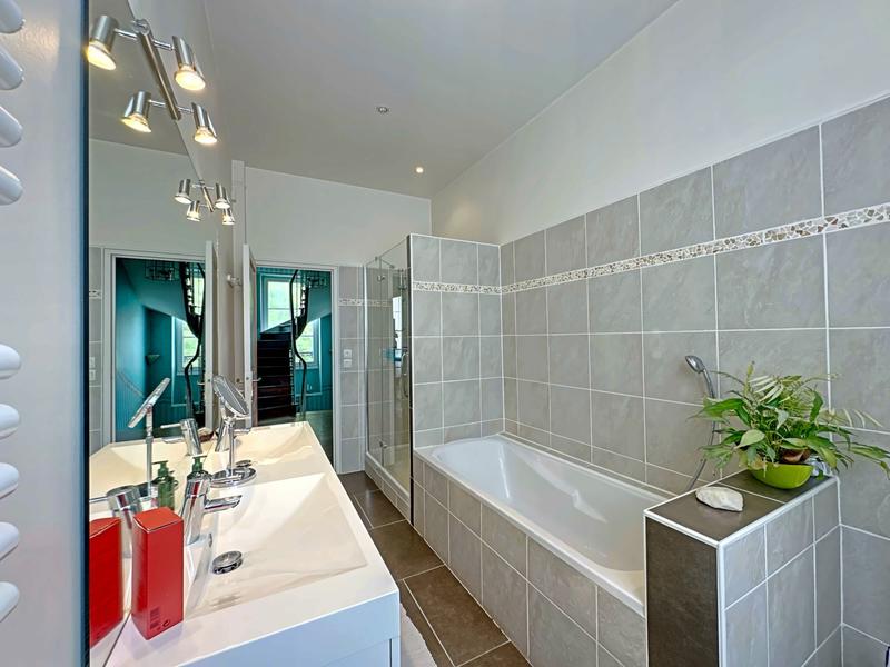 Maison - 239 m² - 8 pièces