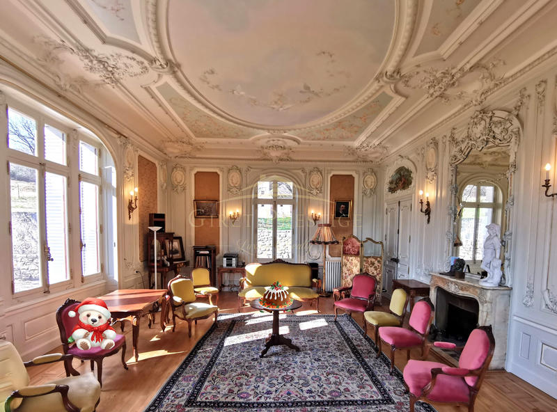 Propriété - 658 m² - 19 pièces