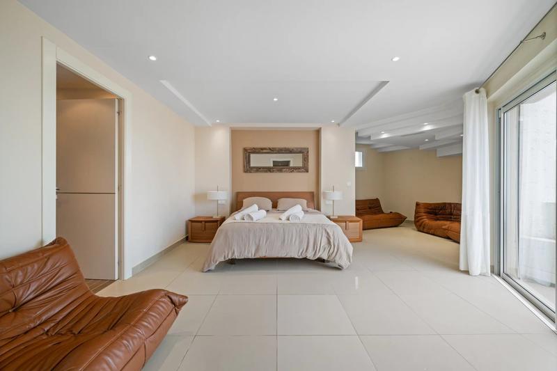 Maison - 588 m² - 8 pièces