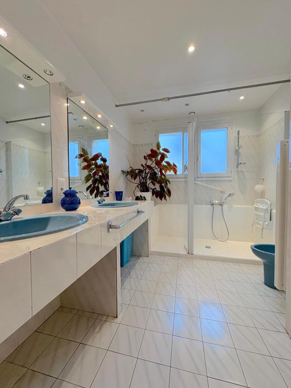 Maison - 227 m² - 8 pièces