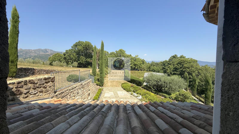 Maison - 218 m² - 7 pièces