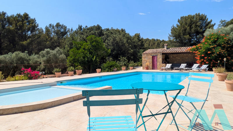 Propriété - 325 m² - 7 pièces