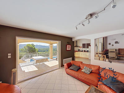 Maison traditionnelle - 180 m² - 7 pièces