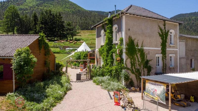 Propriété - 500 m² - 17 pièces