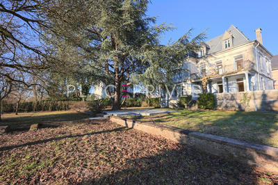 Demeure - 365 m² - 12 pièces