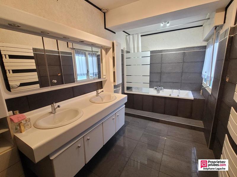 Maison - 255 m² - 8 pièces