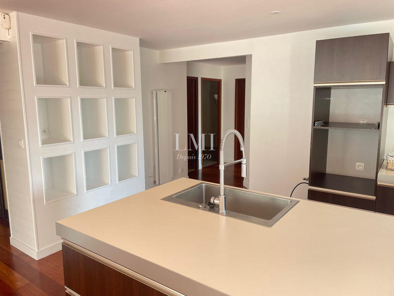 Maison - 300 m² - 9 pièces