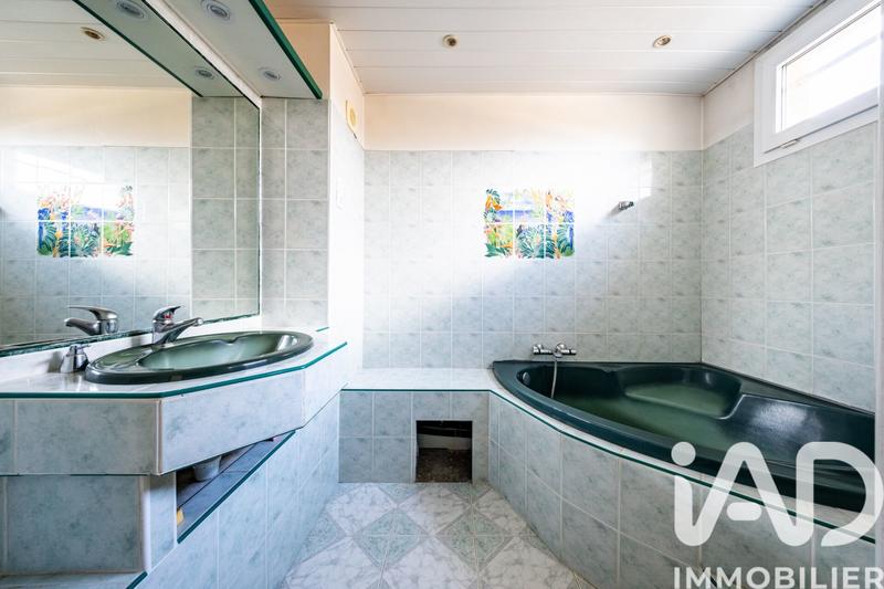 Maison - 221 m² - 7 pièces