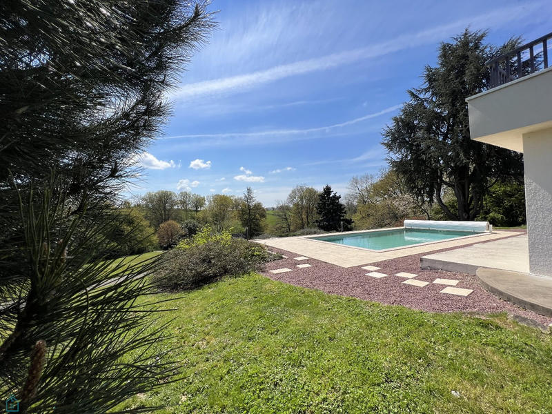 Maison - 298 m² - 9 pièces