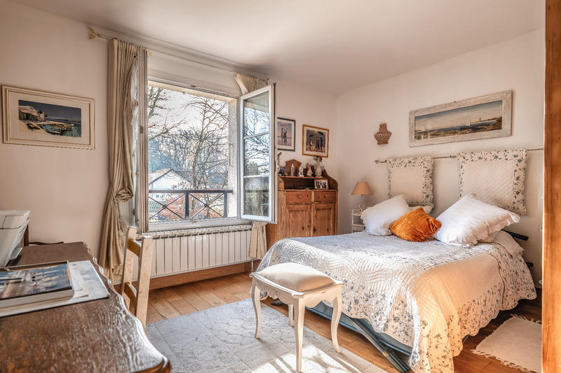 Maison - 250 m² - 8 pièces