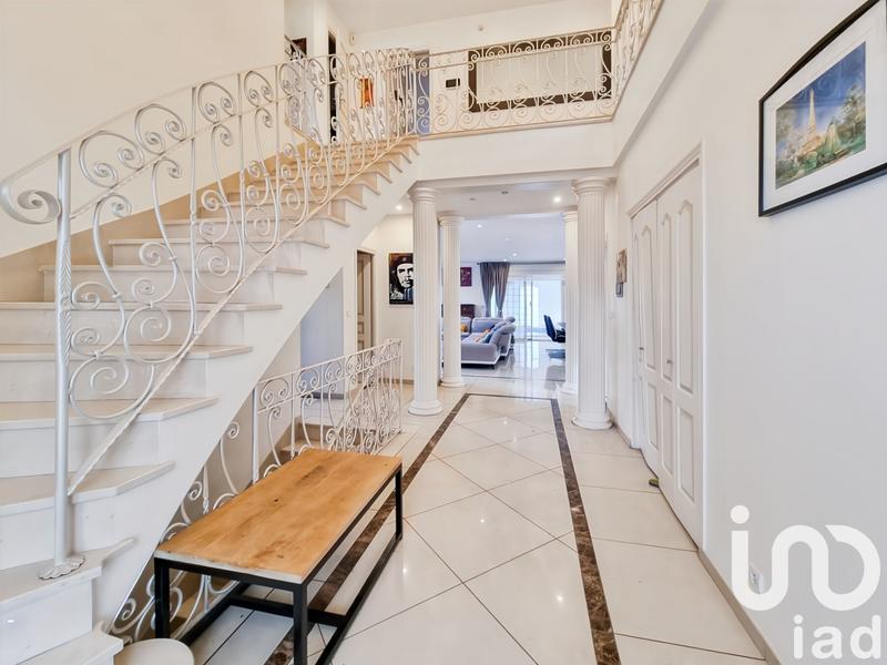 Maison - 230 m² - 9 pièces