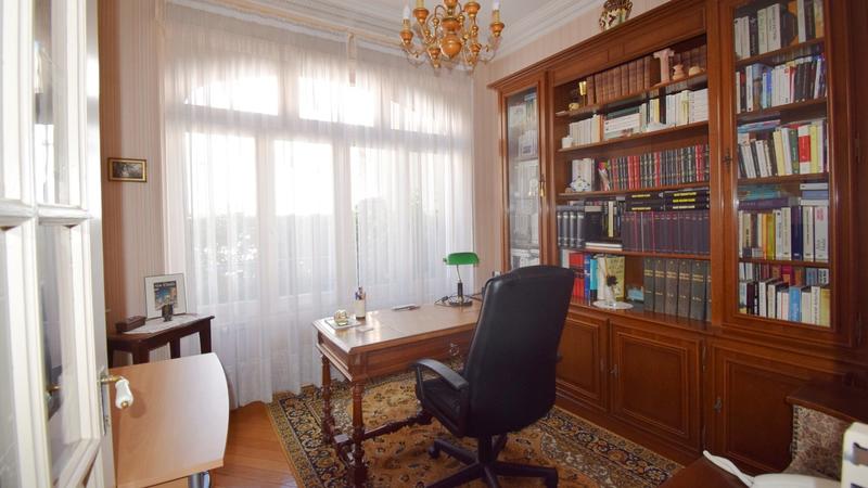 Maison - 214 m² - 9 pièces