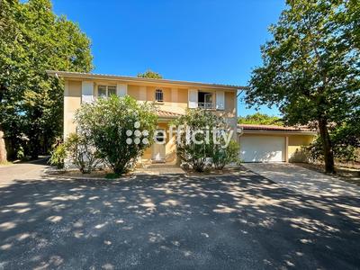 Propriété - 280 m² - 14 pièces