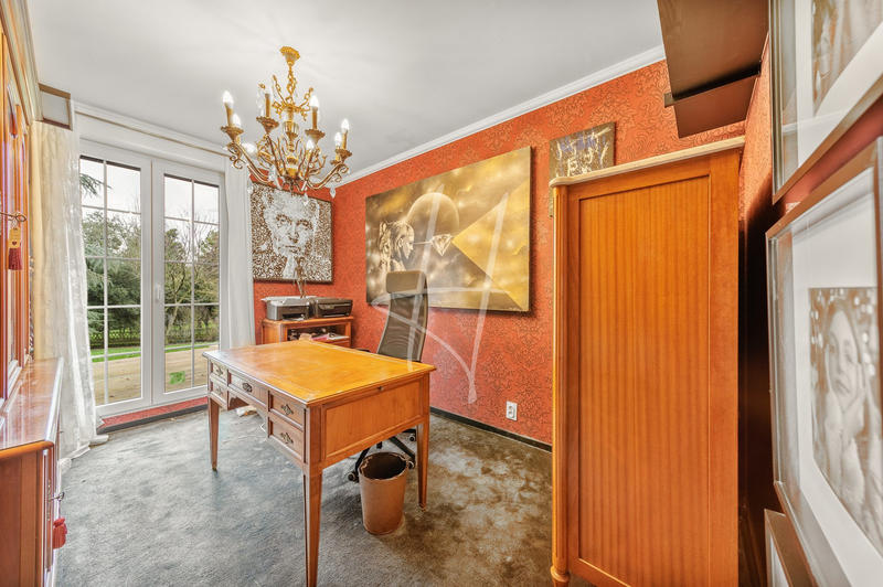 Maison - 277 m² - 9 pièces