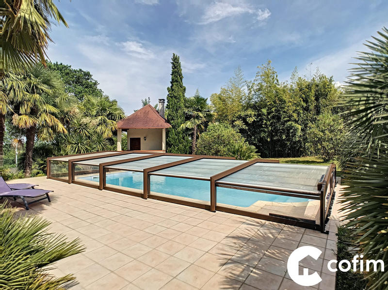 Maison - 258 m² - 12 pièces