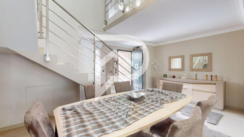 Maison - 235 m² - 8 pièces