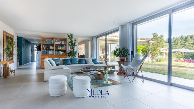 Propriété - 320 m² - 6 pièces