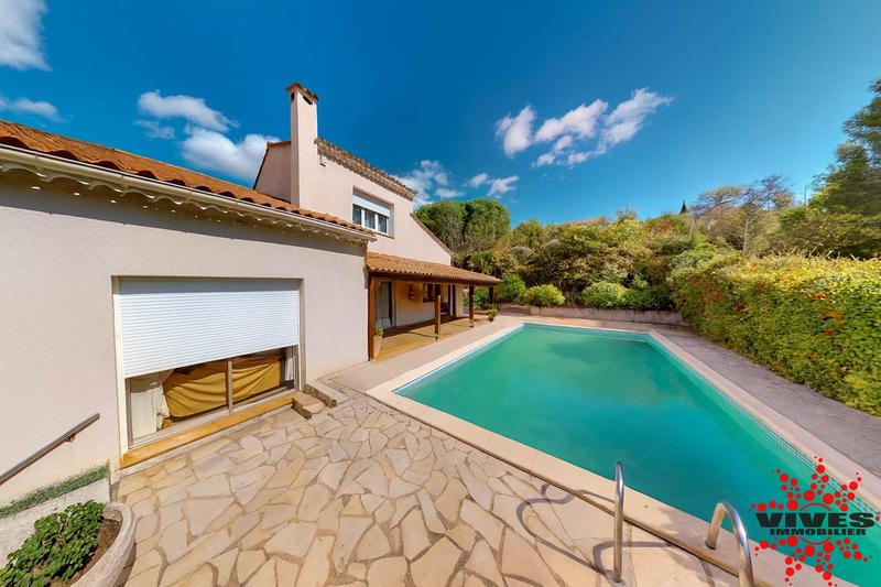 Maison - 220 m² - 5 pièces