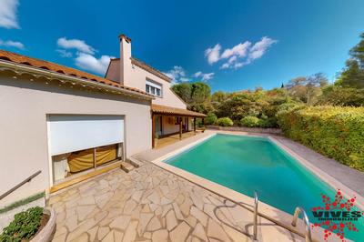 Maison - 220 m² - 5 pièces