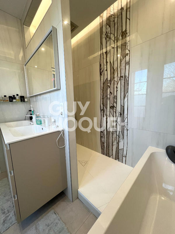 Maison - 202 m² - 9 pièces