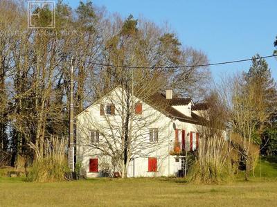 Maison - 233 m² - 12 pièces