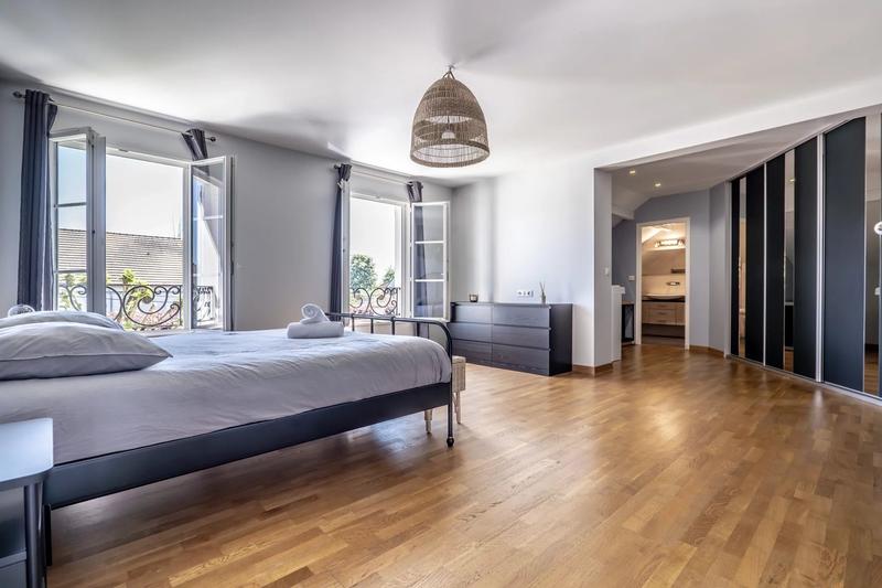 Maison contemporaine - 733 m² - 15 pièces