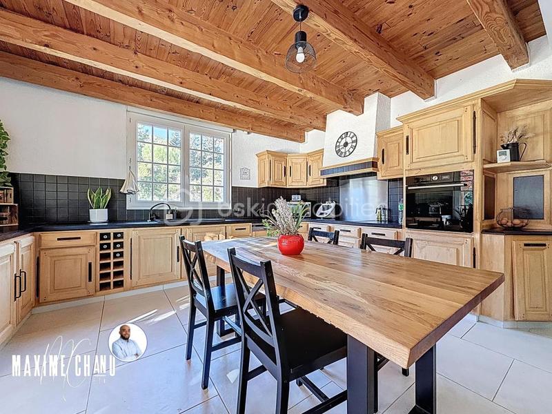 Propriété - 285 m² - 6 pièces