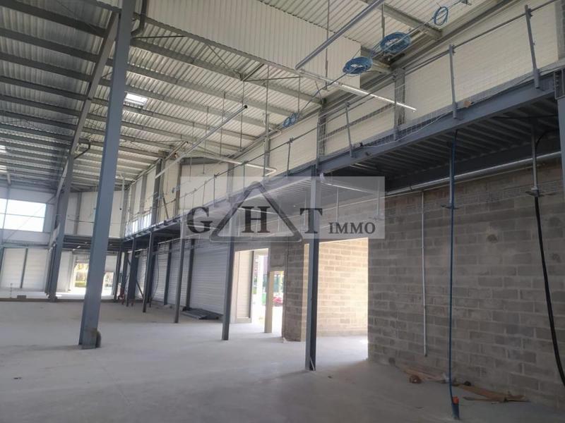 Entrepôt - 3 428 m²