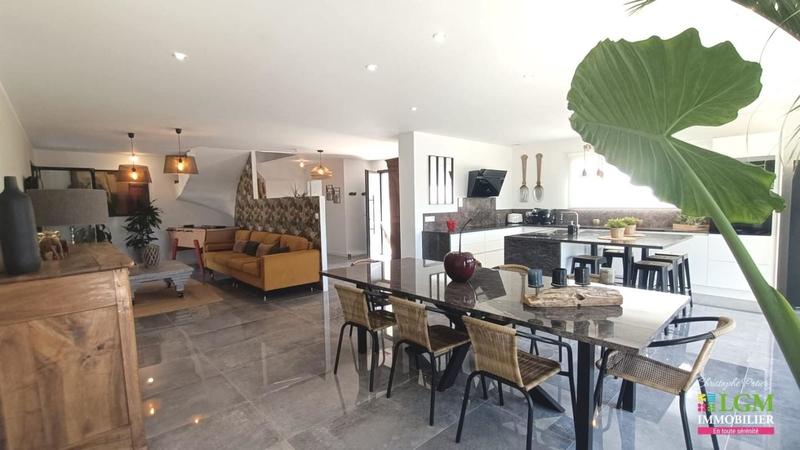 Maison - 195 m² - 8 pièces