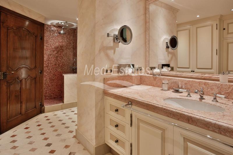 Demeure - 863 m² - 12 pièces