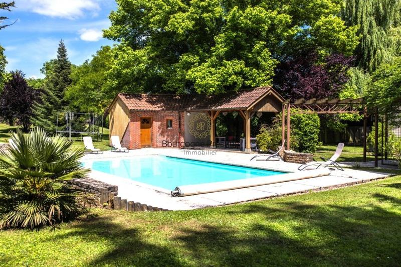 Propriété - 250 m² - 9 pièces