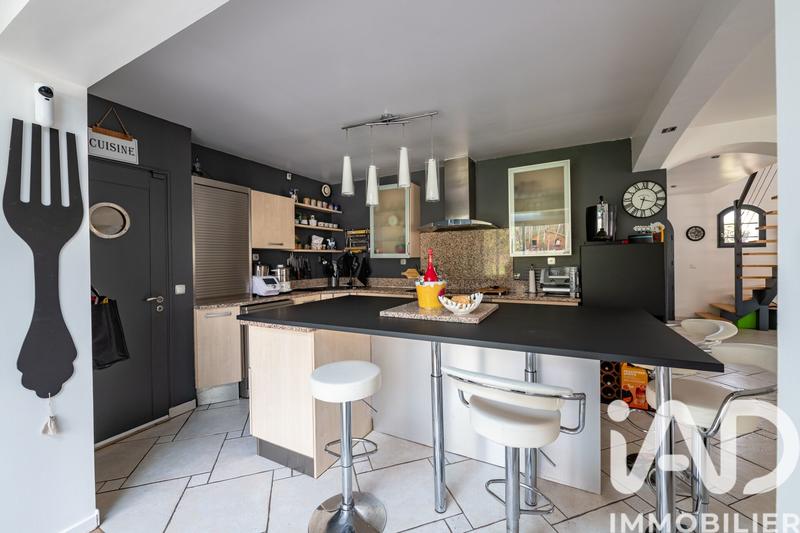 Maison - 210 m² - 9 pièces