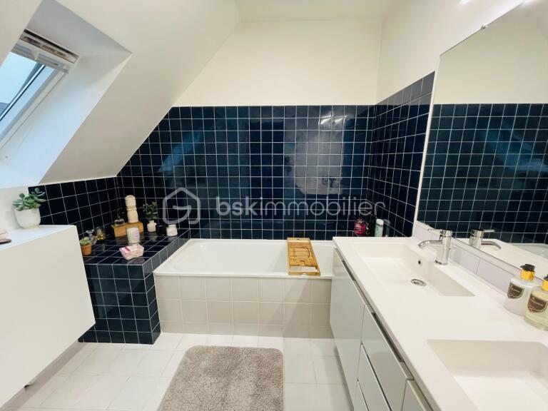 Maison traditionnelle - 151 m² - 6 pièces