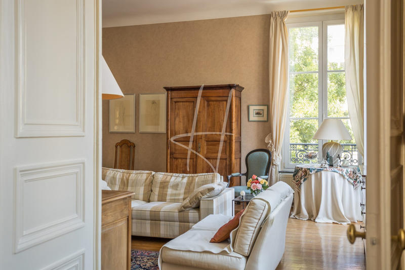 Appartement - 216 m² - 8 pièces