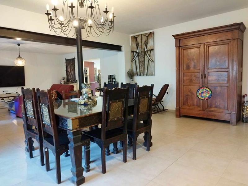 Maison - 303 m² - 9 pièces