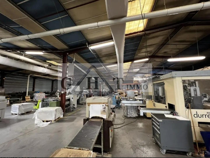 Entrepôt - 2 200 m²
