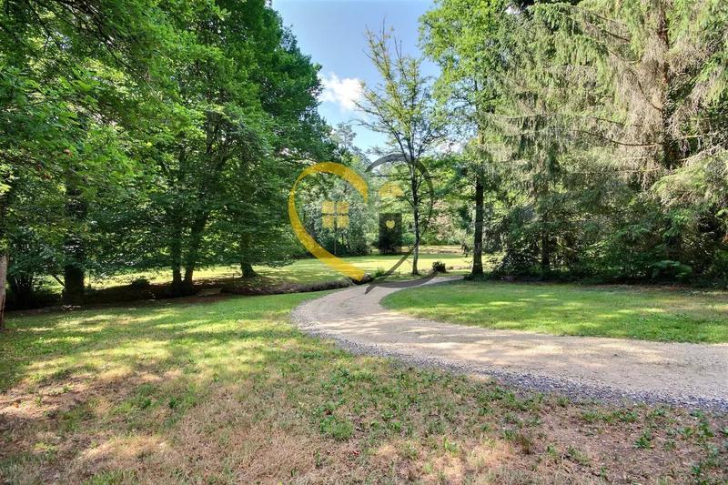 Maison - 246 m² - 9 pièces