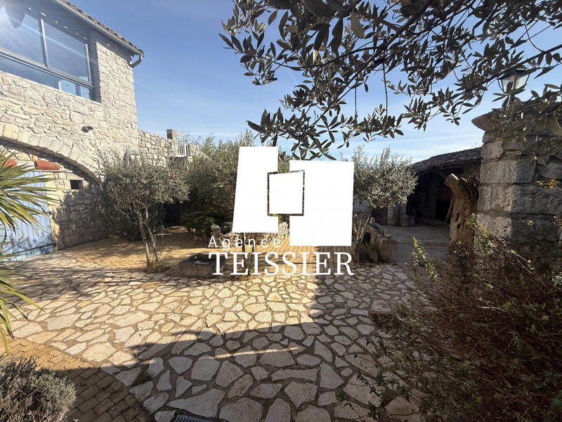 Mas - 450 m² - 14 pièces