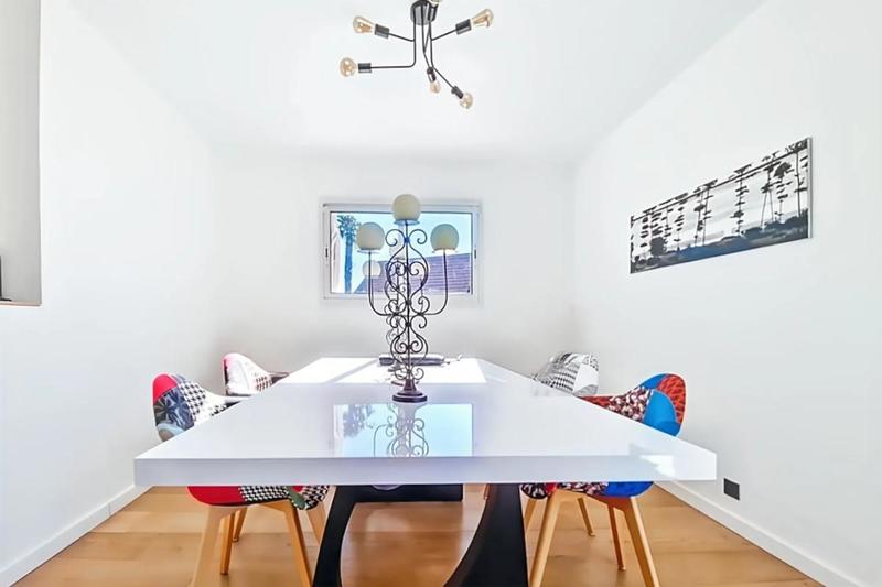 Maison - 220 m² - 7 pièces