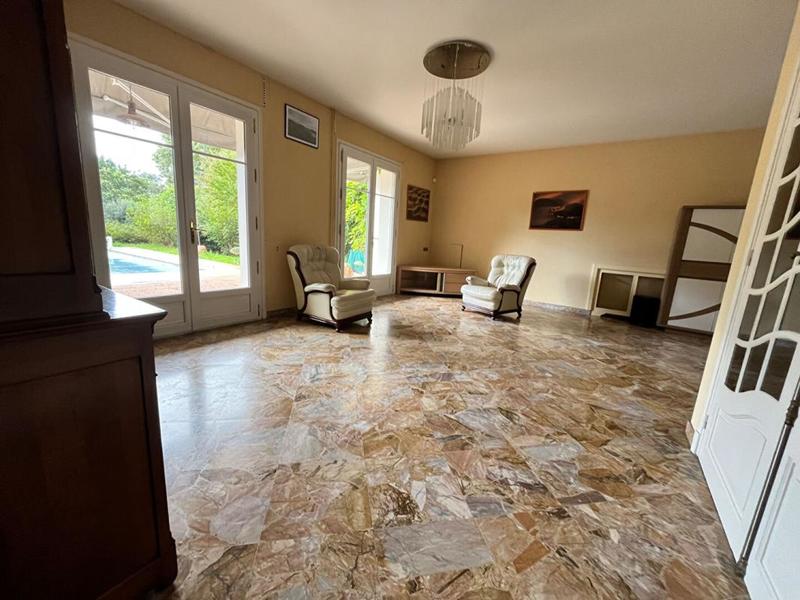 Maison - 220 m² - 10 pièces