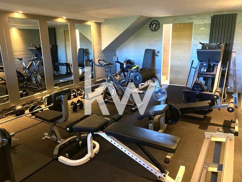 Maison - 223 m² - 8 pièces